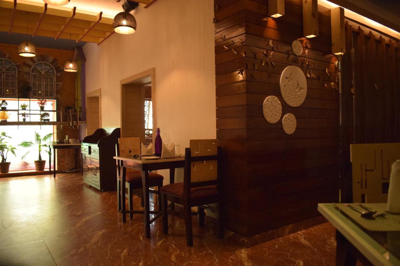 Hotel Hari Vilaas Varanasi Exterior foto
